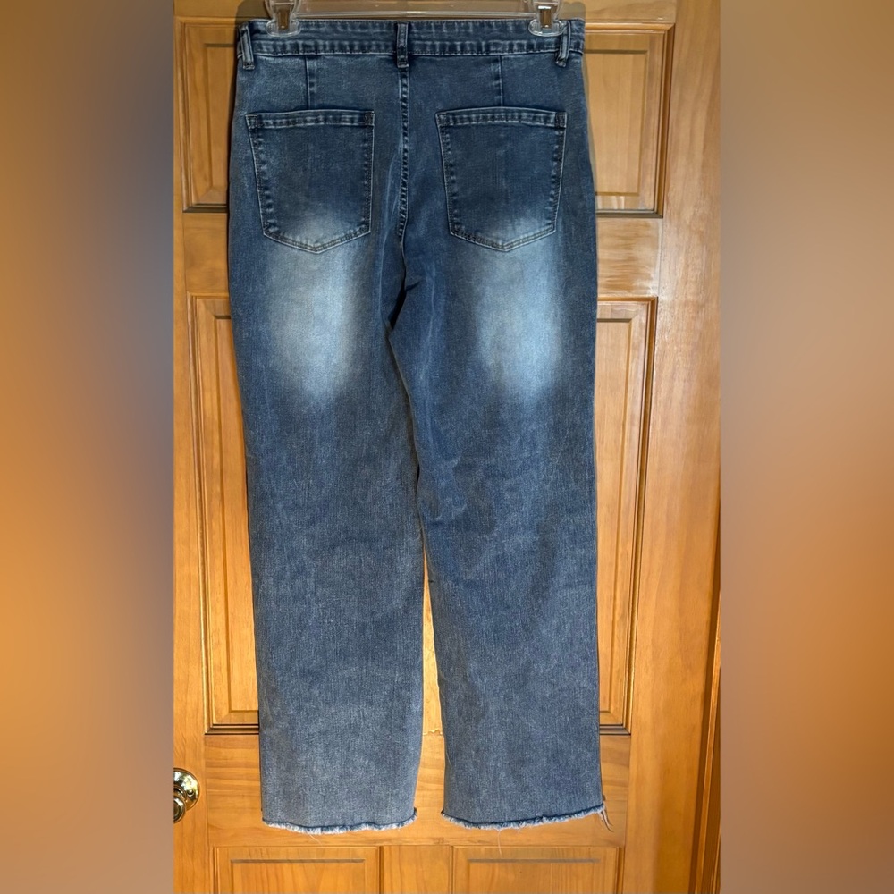 ⭐️High Rise Raw Hem Straight Leg Medium Wash Jeans⭐️ - Picture 2 of 9